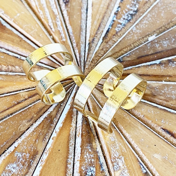 🥰 A Set of Two Gold Tone Rings One Size Fits All - Picture 8 of 9